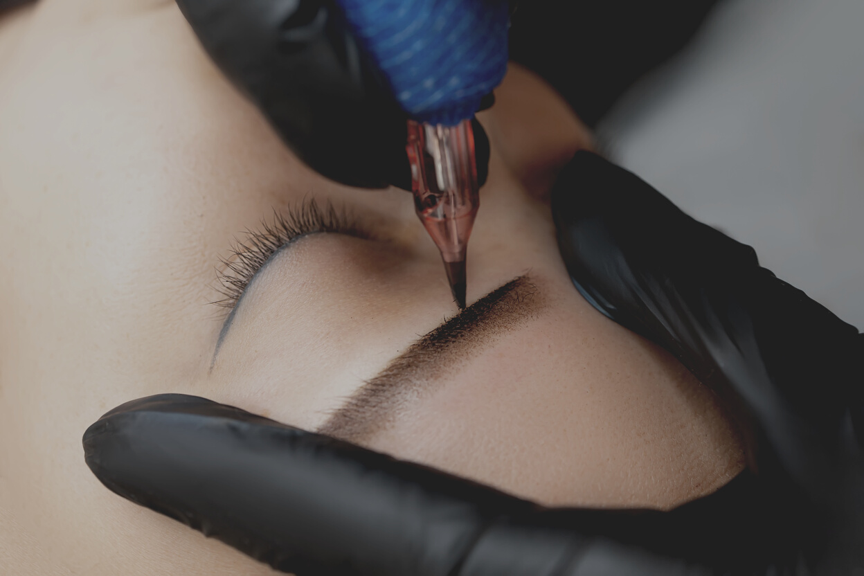 close-up master makes eyebrow tattoo apply permanent makeup